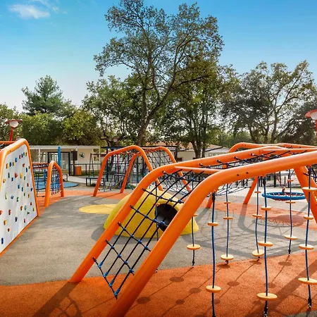 Awesome Stacaravan In Tar 营地 4*