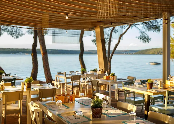 Awesome Stacaravan In Tar 营地 波雷奇