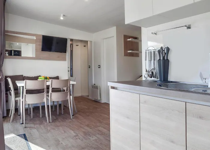 Awesome Stacaravan In Tar 营地