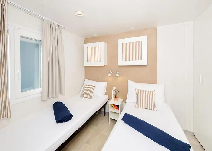 Awesome Stacaravan In Tar 营地 波雷奇