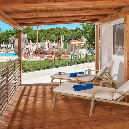 Camping Awesome Stacaravan In Tar Poreč