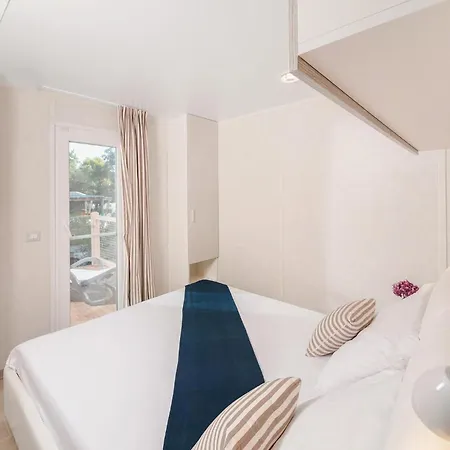 Awesome Stacaravan In Tar 4* Porec