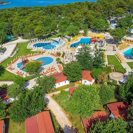 Awesome Stacaravan In Tar Campsite Porec