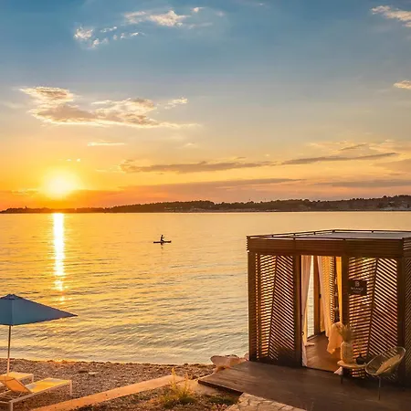 Camping Awesome Stacaravan In Tar Poreč