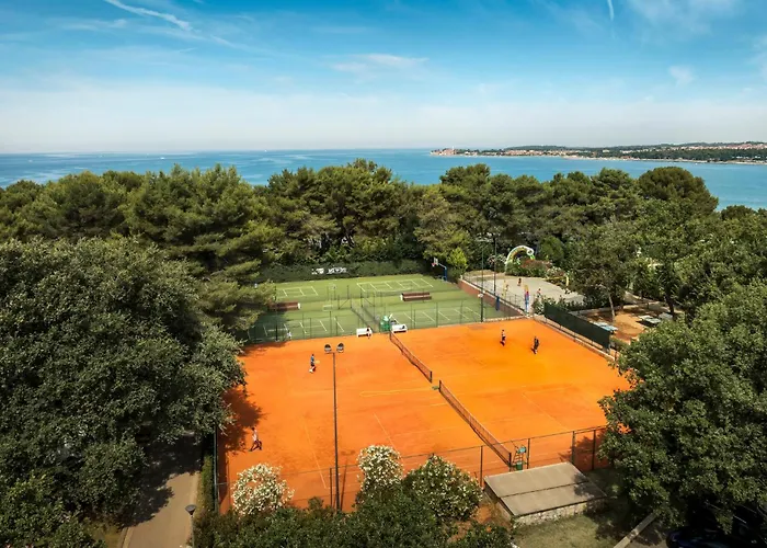 Awesome Stacaravan In Tar キャンプ場 4*