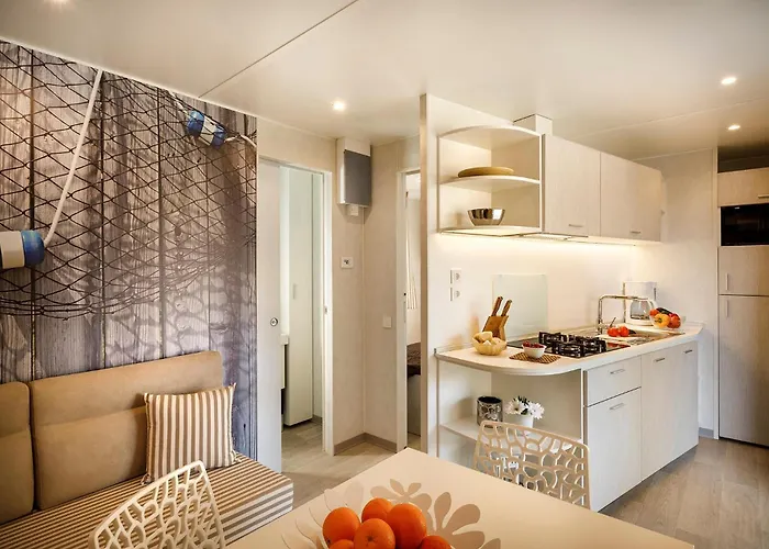 Awesome Stacaravan In Tar キャンプ場